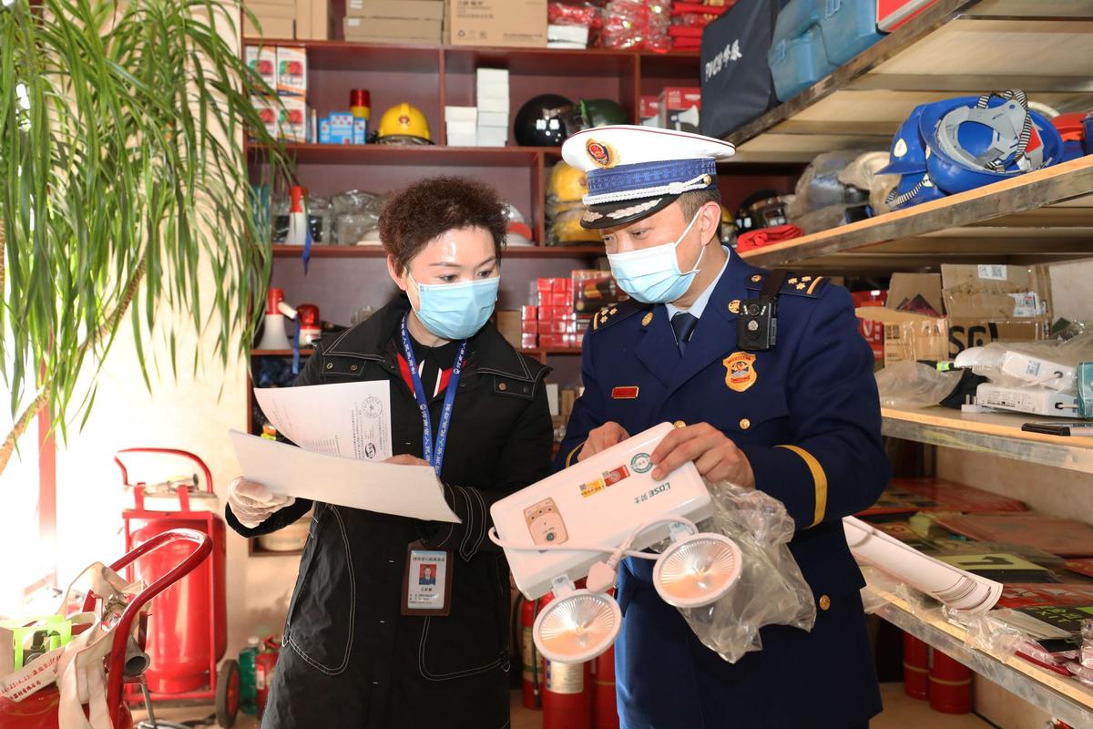 在检查维修消防器材的企业时,检查人员重点对维修设备的计量校对进行