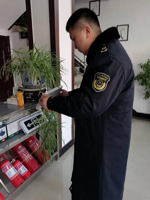 在消防器材经销企业,重点检查所销售的灭火器等消防器材是否有3c认证